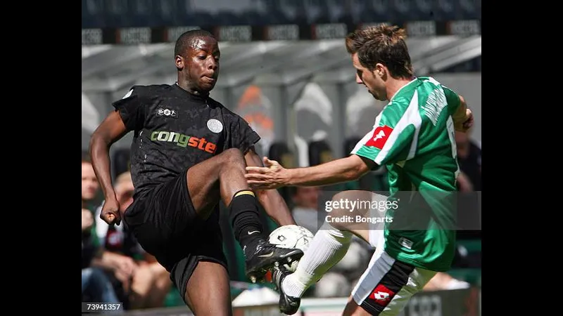 Cầu thủ Monchengladbach vượt qua St. Pauli để tiến gần khung thành Cầu thủ Monchengladbach vượt qua St. Pauli để tiến gần khung thành