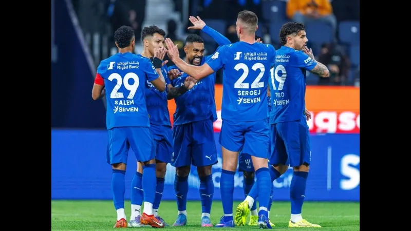 Cầu thủ Al Hilal tấn công mạnh mẽ trước hàng phòng ngự của Damac Cầu thủ Al Hilal tấn công mạnh mẽ trước hàng phòng ngự của Damac